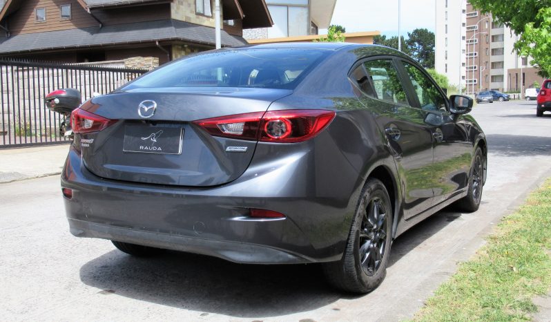 Mazda 3 lleno