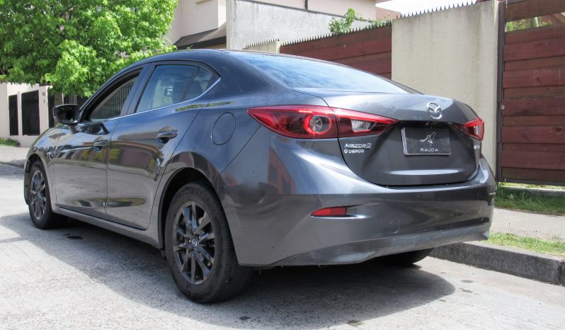Mazda 3 lleno
